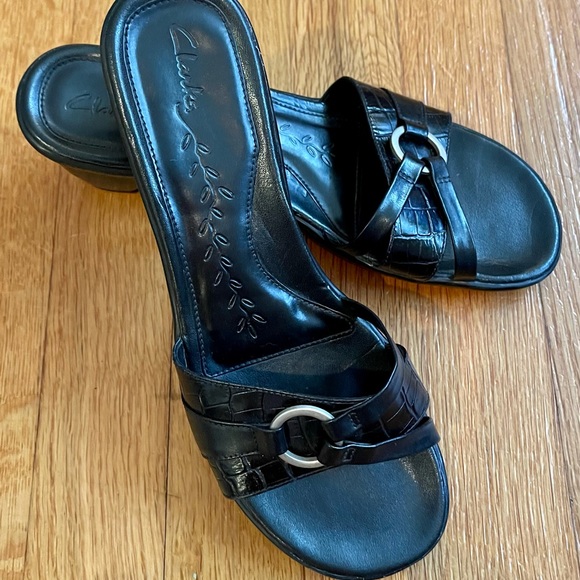 Clarks Leather Black Slip On Heel EUC - Picture 6 of 9